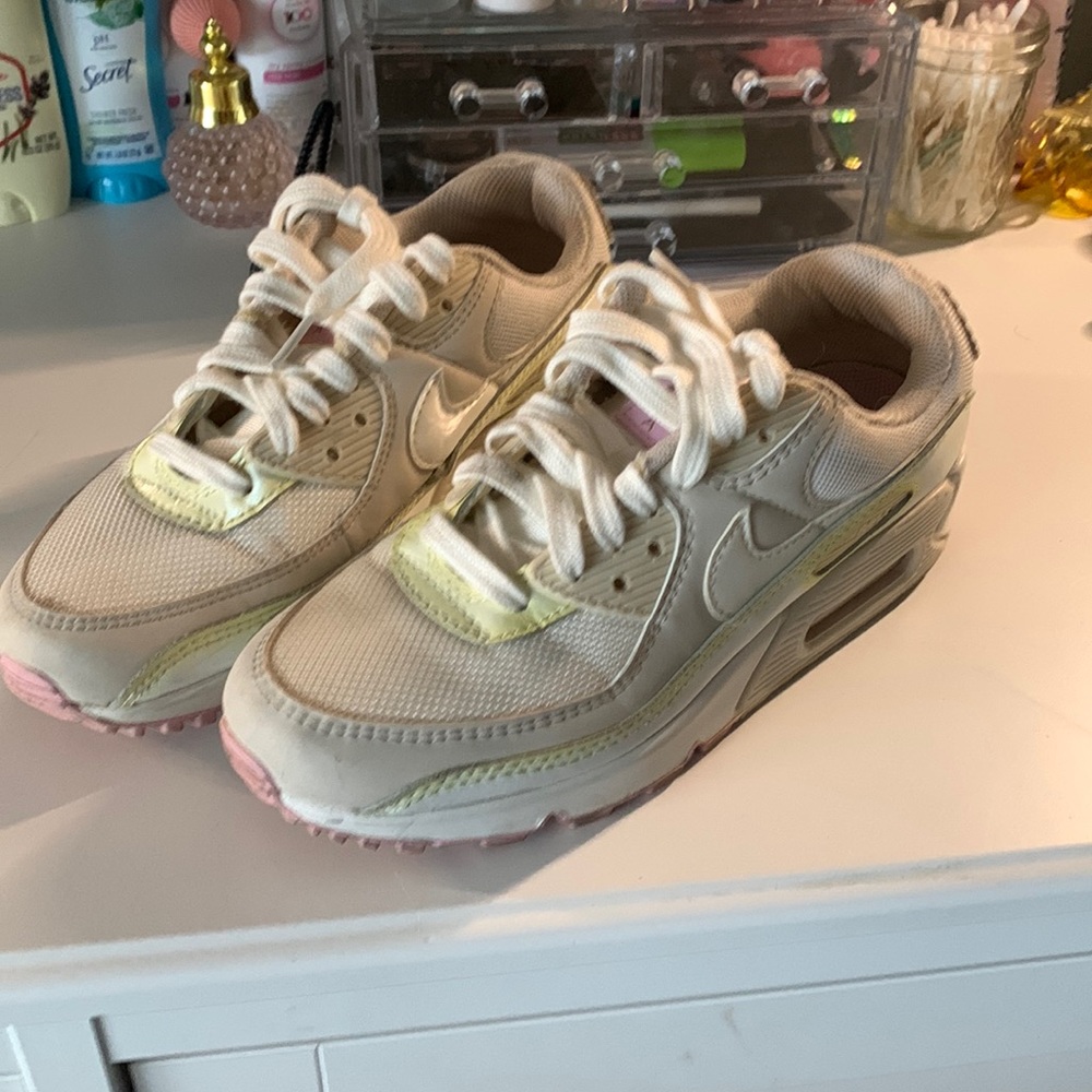 Nike size 7 air maxes